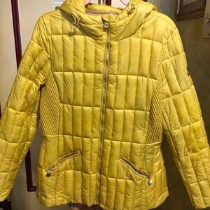 Bernardo lightweight coat.  Yellow size large mid length. Excellent condition.